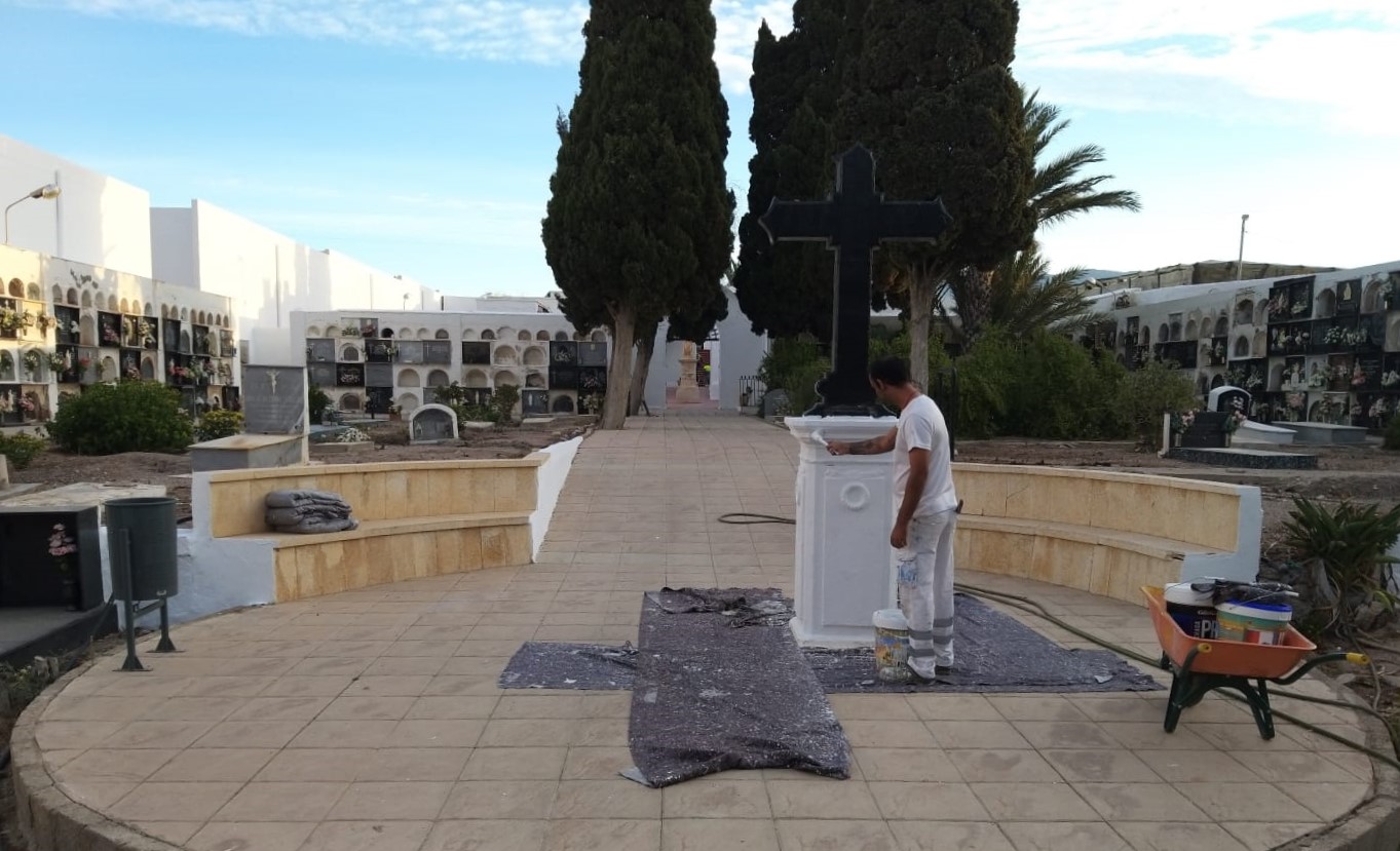 Photo of Labores de adecuación del Cementerio Municipal de Adra previos a la celebración del Día de Todos los Santos