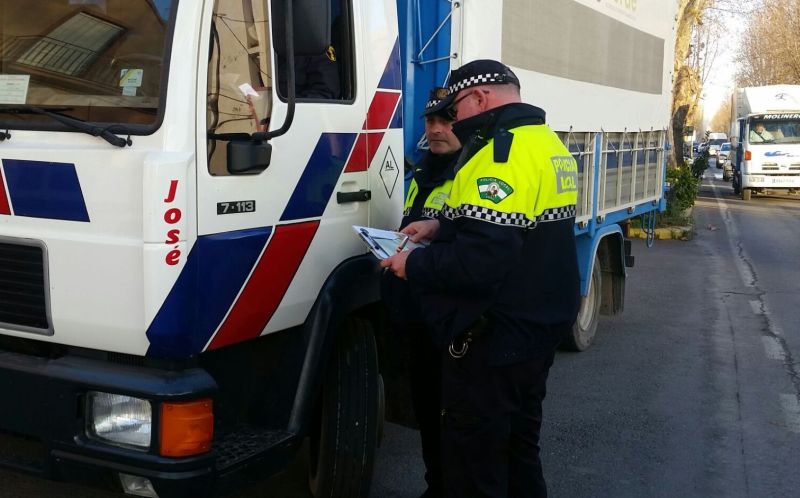 Photo of La Policía Local de Adra realiza una Campaña de vigilancia y control de camiones y autobuses desde el 10 de febrero