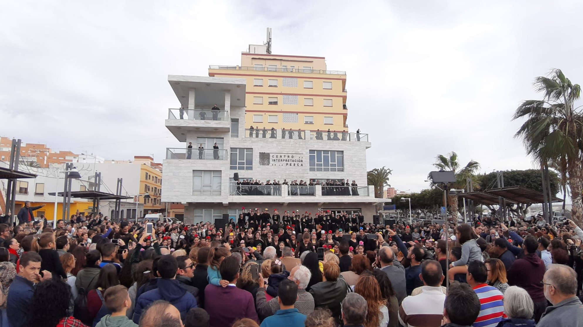 Photo of Cientos de abderitanos celebran el Día Internacional del Flamenco con un flashmob de las escuelas de baile