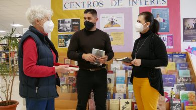 Photo of Adra conmemora el Día Internacional del Libro promocionando las obras de los autores locales