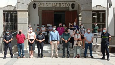 Photo of Sentido minuto de silencio a las puertas del Ayuntamiento de Adra en repulsa a la violencia de género
