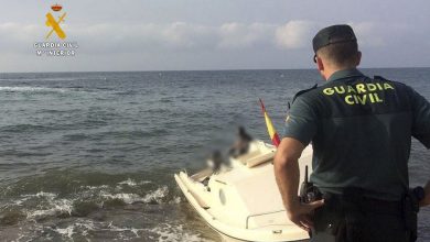 Photo of La Guardia Civil detiene a los dos patrones de una patera con 14 personas a bordo
