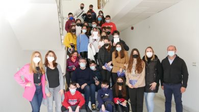 Photo of Manuel Cortés recibe a un grupo de alumnos del IES Gaviota que desarrollan un proyecto sobre Ortiz de Villajos