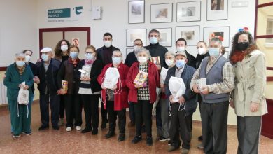 Photo of Manuel Cortés entrega a los usuarios de la Residencia de Mayores un lote de libros por el Día de la Poesía