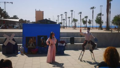 Photo of Los más pequeños de Adra disfrutan de la obra de teatro familiar ‘Las locuras de Don Quijote’ junto al mar