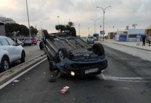 Photo of Vuelca un coche en la avenida del Puerto de Adra