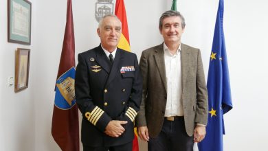 Photo of Manuel Cortés recibe en el Ayuntamiento a Ángel Gamboa Herráiz, nuevo comandante naval de Almería