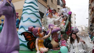 Photo of Más de 2000 niños y niñas desfilan en el regreso del Carnaval Escolar de Adra