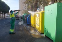 Photo of El Ayuntamiento realiza labores limpieza intensiva de los contenedores de Adra y sus barriadas