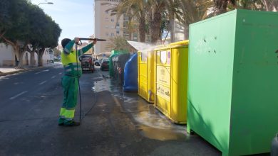 Photo of El Ayuntamiento realiza labores limpieza intensiva de los contenedores de Adra y sus barriadas