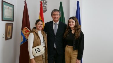 Photo of Manuel Cortés recibe a las dos alumnas del IES Abdera que han conseguido el oro y bronce en el ‘AndalucíaSkills’