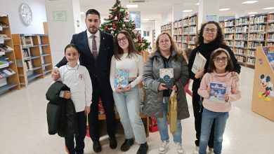 Photo of La Biblioteca Municipal de Adra entrega los premios por el ‘rasca y gana’ de Navidad a sus lectores más fieles