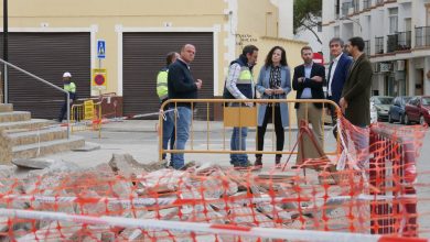 Photo of Cortés y Bellido visitan las obras de mejora en la accesibilidad de las calles del casco antiguo de Adra