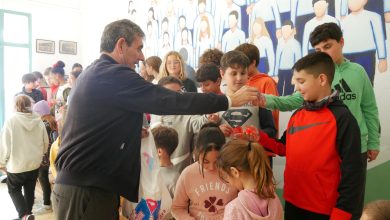 Photo of El coro infantil Pedro Mena recibe de manos del alcalde el pin de Adra por su participación en el Día del Municipio