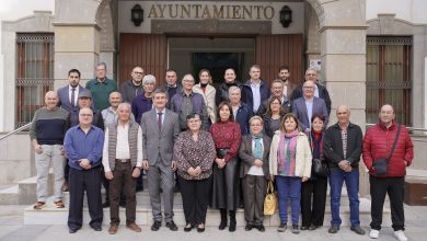 Photo of Manuel Cortés impone el escudo de la ciudad de Adra a una veintena de trabajadores municipales jubilados