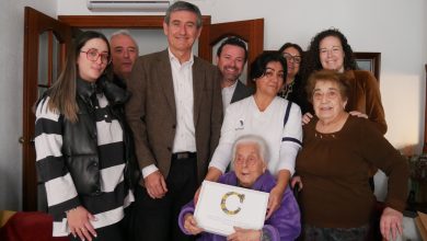 Photo of Manuel Cortés y Atende felicitan en Adra el 102 cumpleaños de la vecina y usuaria Carmen Márquez