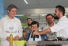 Photo of El Ayuntamiento y Clece presentan el recetario ‘Saboreando Dulces Recuerdos’ en el Mercado de Adra