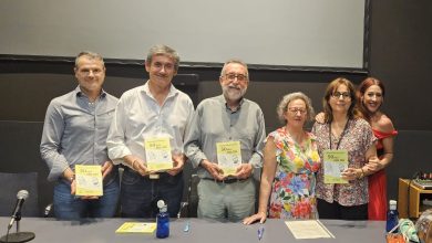 Photo of Manuel Cortés acompaña al escritor granadino Fernando Porcel en la presentación de su poemario en Adra
