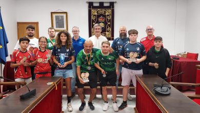 Photo of Manuel Cortés recibe a los jugadores y jugadoras del Club Rugby Marrajos por sus triunfos logrados esta temporada