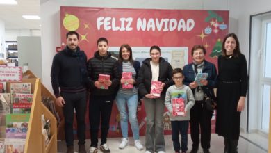 Photo of La Biblioteca Municipal de Adra entrega los premios por el ‘rasca y gana’ de Navidad a sus lectores más fieles