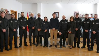 Photo of Manuel Cortés recibe en el Ayuntamiento a los seis nuevos agentes que inician la recta final de su formación