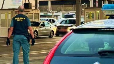 Photo of La Guardia Civil del Puerto de Almería decomisa 500 cajetillas de tabaco ocultas en un doble fondo de una furgoneta