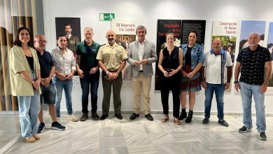 Photo of Alcalde y subdelegado de Defensa en Almería, visitan la exposición ‘Cría Caballar’ en Adra
