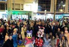 Photo of Una abarrotada Plaza Puerta del Mar da la bienvenida a la nueva campaña de Navidad del comercio local de Adra