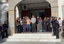 Photo of Adra guarda un emotivo minuto de silencio en recuerdo de las víctimas del accidente ferroviario de Adamuz