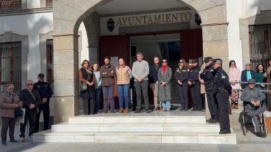 Photo of Adra guarda un emotivo minuto de silencio en recuerdo de las víctimas del accidente ferroviario de Adamuz