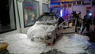 Photo of Un vehículo arde en la calle Goya de Adra sin causar heridos